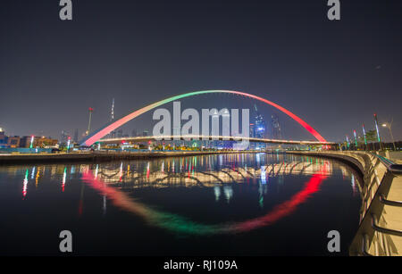 Panorama der Nacht Dubai auf dem Hintergrund der Brücke von der Dubai griechische Kanal. Stockfoto