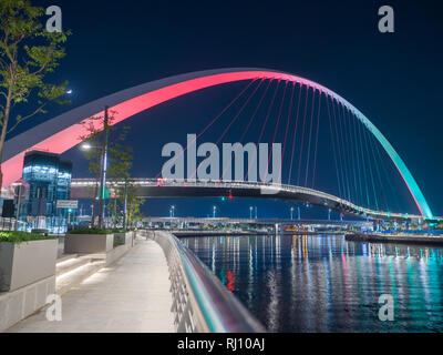 Panorama der Nacht Dubai auf dem Hintergrund der Brücke von der Dubai griechische Kanal. Stockfoto