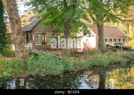 Malerische holländische altes Bauernhaus in der Nähe von einem Kanal in Gouda, Niederlande. Stockfoto