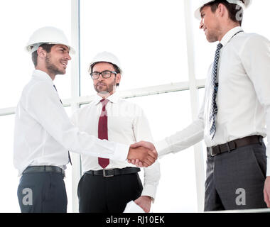 Zwei Architekten Händeschütteln nach einem Treffen im Büro Stockfoto