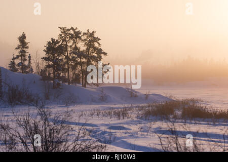 Eine frostige Sonnenaufgang am Rahmen See in Yellowknife, Nordwest-Territorien, Kanada. Stockfoto