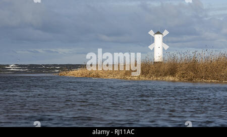 Leuchtturm in Swinemünde, einem Hafen in Polen an der Ostsee. Stockfoto