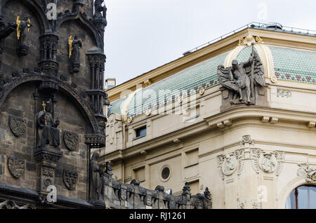 Architektonische Details der Pulverturm Statuen und Gebäude in der Umgebung, Prag, Tschechische Republik Stockfoto