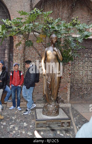 Schöne Bronze Statue der Julia in Verona. Reisen, Urlaub, Architektur. März 30, 2015. Verona, Venetien, Italien. Stockfoto