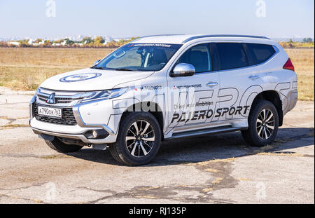 Samara, Russland - 23. September 2018: Geländewagen Mitsubishi Pajero Sport 4x4 geparkt auf dem Feld für testen Fahren Stockfoto