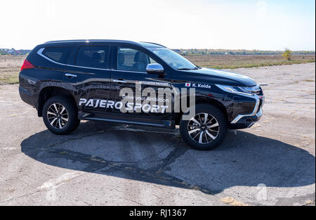 Samara, Russland - 23. September 2018: Geländewagen Mitsubishi Pajero Sport 4x4 geparkt auf dem Feld für testen Fahren Stockfoto