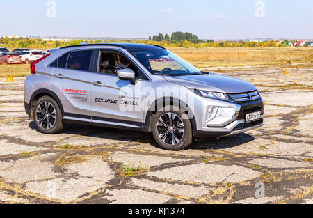 Samara, Russland - 23. September 2018: Neue Auto Mitsubishi Eclipse Kreuz auf dem Feld für Test geparkt fahren Stockfoto