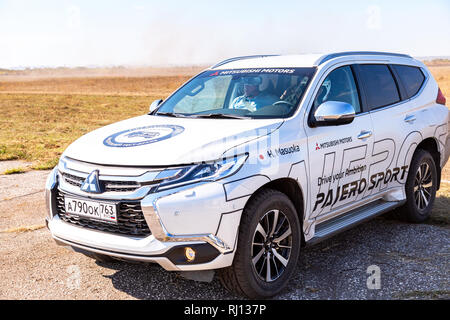 Samara, Russland - 23. September 2018: Geländewagen Mitsubishi Pajero Sport 4x4 geparkt auf dem Feld für testen Fahren Stockfoto