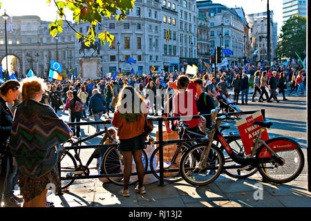 Schätzungsweise 600 000 Menschen von allen politischen Parteien und keiner nahm an einer Demonstration und Kundgebung gegen Brexit und die Unterstützung einer neuen Abstimmung Stockfoto