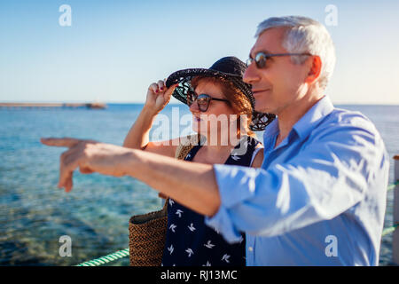 Senior Paar auf Pier durch das Rote Meer. Leute genießen Urlaub. Valentinstag Stockfoto
