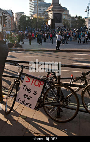 Schätzungsweise 600 000 Menschen von allen politischen Parteien und keiner nahm an einer Demonstration und Kundgebung gegen Brexit und die Unterstützung einer neuen Abstimmung Stockfoto