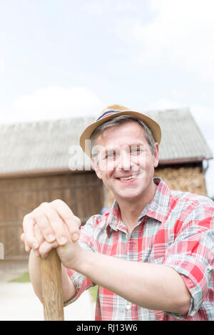 Portrait von lächelnden Landwirt tragen hat am Bauernhof Stockfoto