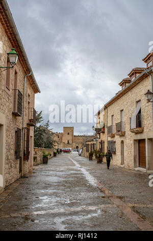 Pedraza, Segovia, Spanien; März 2018: Blick auf die Straße und Schloss von Pedraza in Segovia Stockfoto