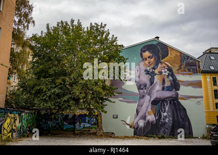 SOFIA, Bulgarien - 14. OKTOBER 2018: Hinterhof, PKW-Stellplatz hat seine Wände mit Graffiti von mehreren Künstlern, zentralen Teil der bulgarischen Hauptstadt gemalt. Moody bewölkten Herbstnachmittag Stockfoto