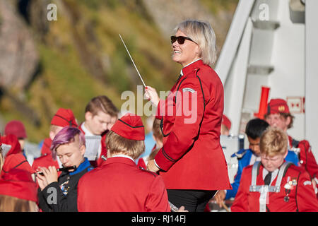 Harstad und Stokmarknes Schule Bands an Deck Der MS Trollfjord, wie Sie durch die schmalen Trollfjord, Lofoten, Norwegen Segeln. Stockfoto