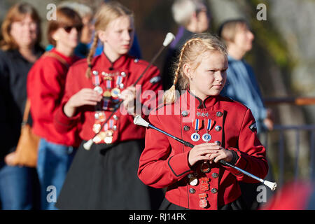 Harstad und Stokmarknes Schule Bands an Deck Der MS Trollfjord, wie Sie durch die schmalen Trollfjord, Lofoten, Norwegen Segeln. Stockfoto