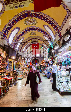 Istanbul, Türkei: eine türkische Frau Spaziergänge Vergangenheit Geschäfte innerhalb der Grand Bazaar (Kapalıçarşı) Eines der größten und ältesten überdachten Märkte der Welt w Stockfoto