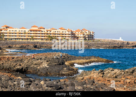 Fuerteventura, Spanien - Januar 12, 2019: Leute angeln in Caleta de Fuste, Fuerteventura, Spanien Stockfoto