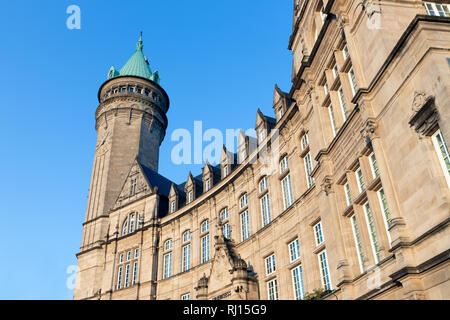 Spuerkeess BCEE bank mit Uhrturm in Luxemburg Stadt Stockfoto