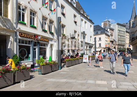Zentrum Luxemburg Stadt mit Restaurants und Einkaufsmöglichkeiten Menschen Stockfoto