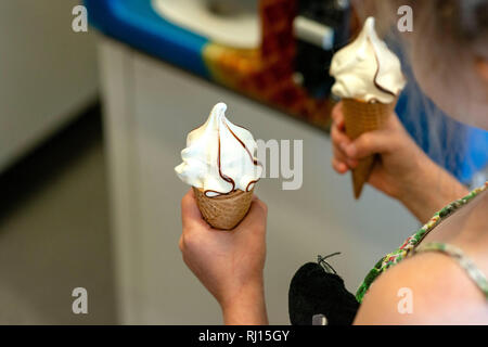 Mädchen mit Eis in Händen, Rückansicht, selektiven weichzeichner - Bild Stockfoto