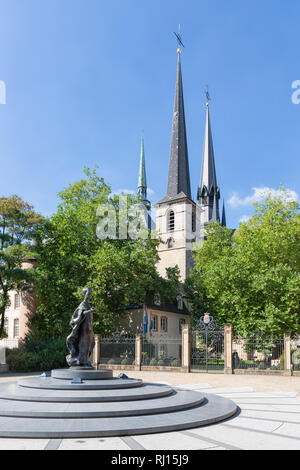 De Clairefontaine Luxemburg Stadt mit Denkmal und Kathedrale Platz Stockfoto