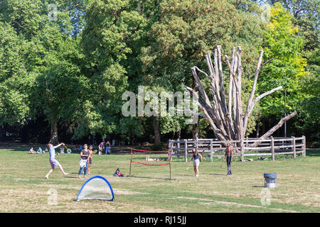 Parc municipal in Luxemburg Stadt mit Neuerstellung von Menschen spielen Badminton Stockfoto