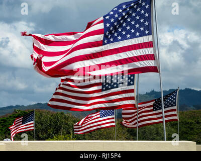 Amerikanische Flaggen über Punchbowl Krater Memorial, Honolulu, HI fliegen Stockfoto