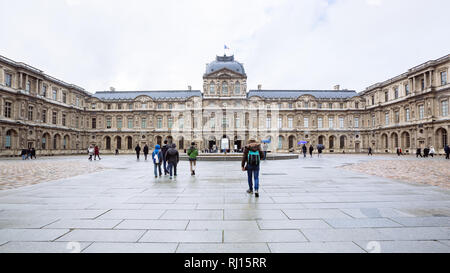 Paris (Frankreich) - Blick auf den berühmten Louvre in einem Winter und regnerischen Tag. Louvre Museum ist eines der größten und am meisten besuchten Museen weltweit Stockfoto