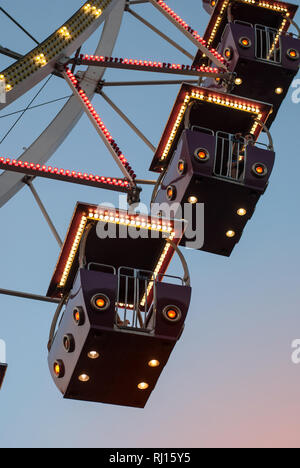 Riesenrad in die abendliche Beleuchtung. Vergnügungspark Stockfoto