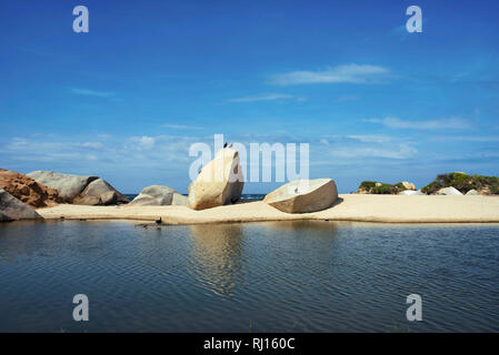 Lagune mit minimalistischem Felsformationen und Vögel. Arrecifes Strand Tayrona Park, Kolumbien. Sep 2018 Stockfoto