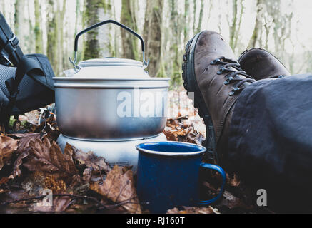 Ein Mann im Wald sitzen. Stockfoto