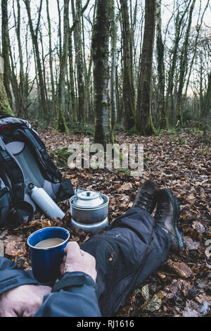 Ein Mann im Wald sitzen. Stockfoto