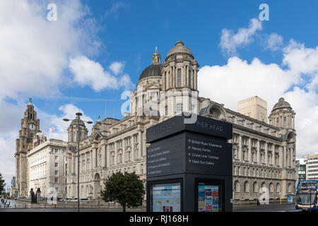 Pier Head mit dem Hafen von Liverpool Gebäude, Cunard Building und Royal Liver Building, die auch als die Drei Gnaden - Liverpool, Großbritannien bekannt Stockfoto