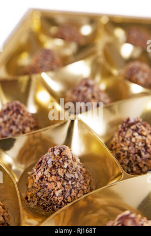 Bonbons mit Wafer crumb in einer Box der goldenen Farbe. Schließen Sie herauf Bild Stockfoto