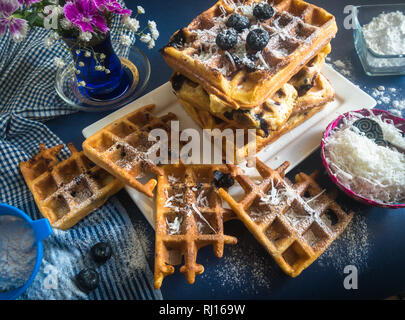 Blaubeerpfannkuchen mit Kokosnuss topping und Puderzucker Stockfoto