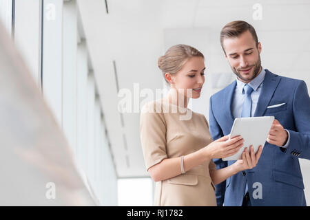 Selbstbewussten jungen Kollegen diskutieren über digitale Tablet im neuen Büro Stockfoto