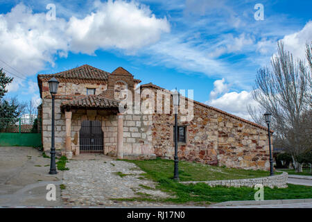 Zamora, Spanien, März 2018: Blick auf die Hauptfassade des kleinen Ermita de la Peña De Francia in der Stadt Zamora Stockfoto