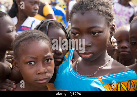 Kisi Stadt, Burkina Faso; Menschen versammeln sich für ein Radrennen und andere Ereignisse auf den Internationalen Frauentag, ein nationaler Feiertag. Stockfoto