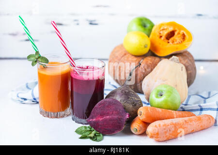 Frische Säfte aus hausgemachte Gemüse. Zuckerrüben und Karotten Smoothie. Detox, Vegetarismus auf einem hellen Sommer Background Copy space Stockfoto