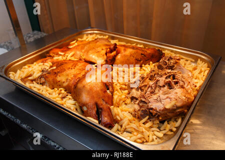 Einen schönen Spanferkel auf dem Buffet im Hotel Restaurant Stockfoto