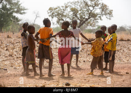 Samba Dorf, yako Provinz, Burkina Faso; Kinder spielen zusammen.