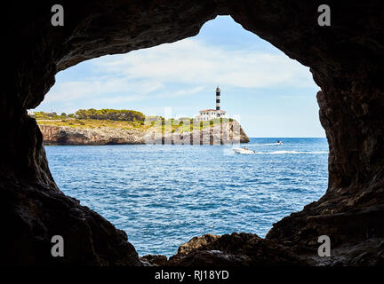 Portocolom Leuchtturm aus einer Höhle, Mallorca, Spanien gesehen. Stockfoto