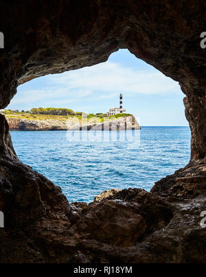 Portocolom Leuchtturm aus einer Höhle, Mallorca, Spanien gesehen. Stockfoto