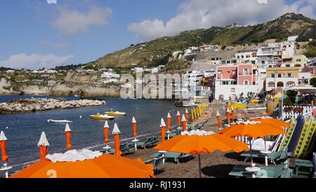 Sonnenschirme am Strand Sant'Angelo, Ischia, Italien Stockfoto