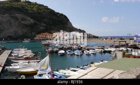 Blick über Porto Sant'Angelo, Ischia, Italien Stockfoto