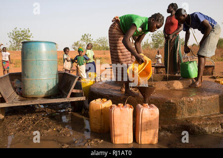 Samba Dorf, yako Provinz, Burkina Faso: Abzetta Sondo, 19, holt Wasser für Ihren Haushalt. Stockfoto