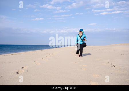 Einsame Frau Wanderer auf Race Point Beach, allein im Sand auf Cape Cod National Seashore in Provincetown Stockfoto