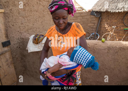 Kourono Dorf, yako Provinz, Burkina Faso; Elizabeth Toro, 36, mit Ihrer Enkelin. Stockfoto