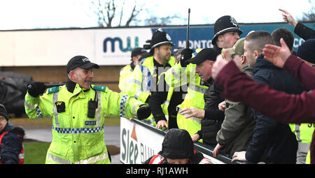 Britische Polizisten mit Schlagstöcken gezeichnet Polizeiarbeit Fußballspiel während Masse Störung DE Stockfoto